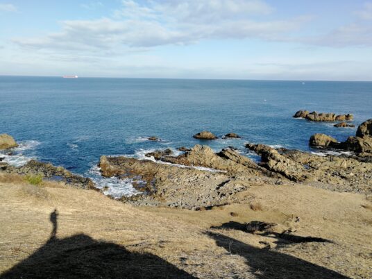 トレイルから海を見下ろす