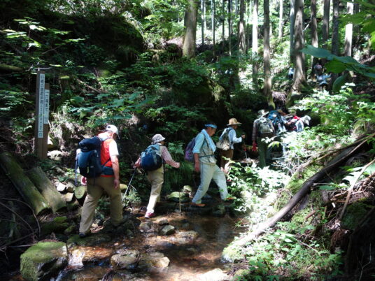 行者となって田束山頂を目指す
