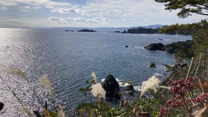 はるかに見えるは龍舞埼灯台