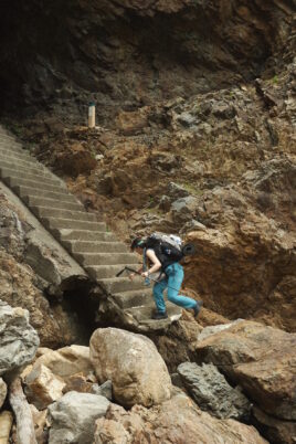 崩れた階段を飛び越えて