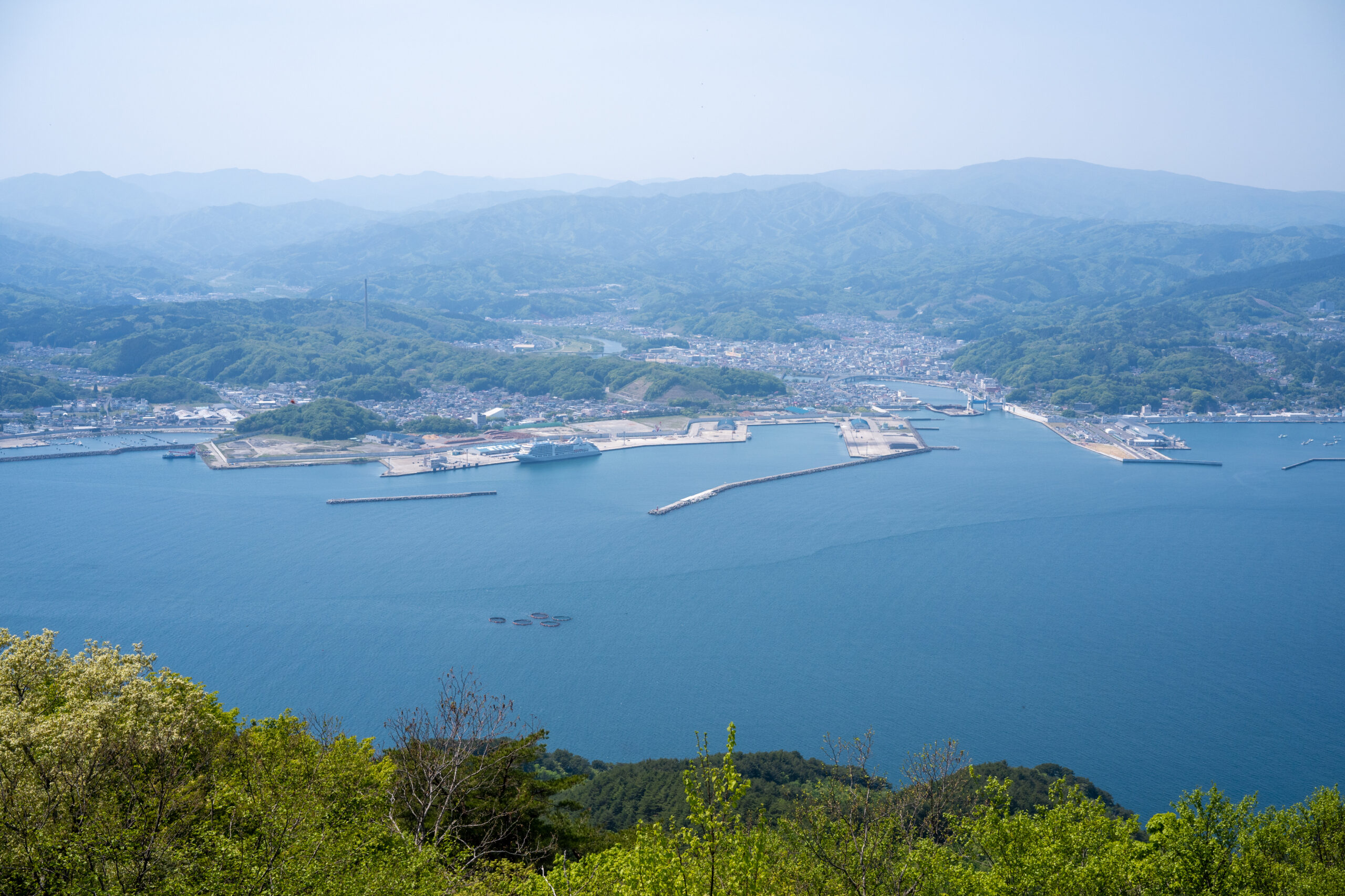 豪華客船と宮古の港