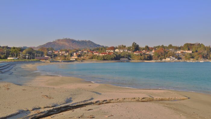 青い海と赤いお屋根と亀山と