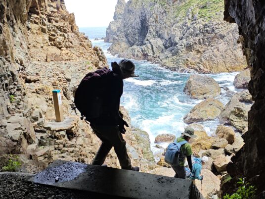 隧道を抜けると…