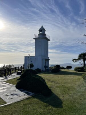 大須埼灯台と金華山