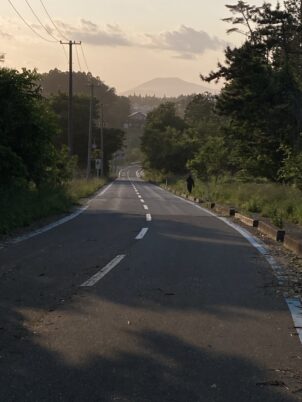 道の向こうに室根山