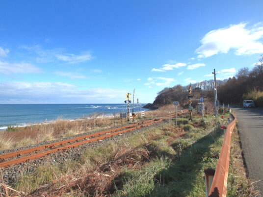 海と踏切とトレイル