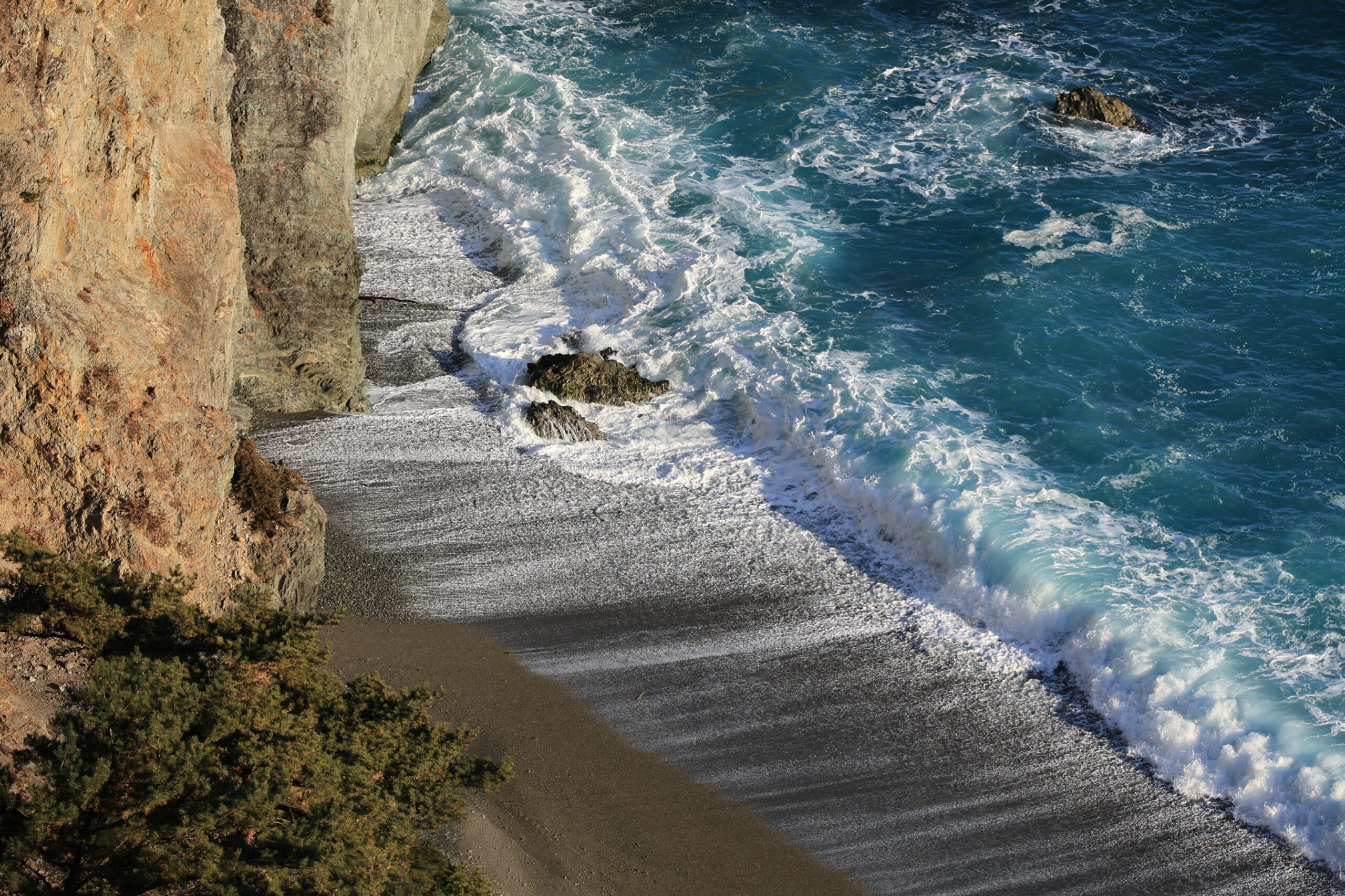 沢尻海岸を見下ろす