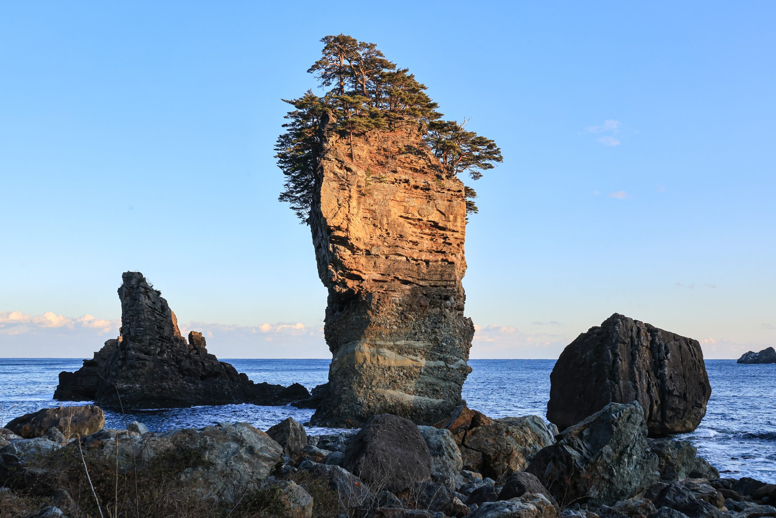 夕日を浴びる三王岩
