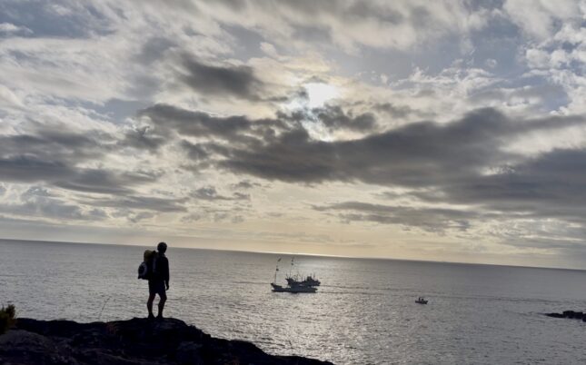 午前７時30分　海と漁船
